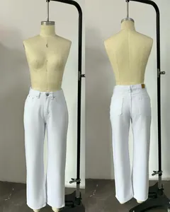 Vue détaillée de jean blanc vintage à taille haute et jambe large pour femmes
