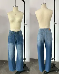 Détail de haute qualité montrant l'avant et l'arrière du jean vintage à taille haute et jambe large