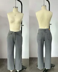 Jean en denim gris délavé taille haute à jambe large présenté sur un mannequin de couture