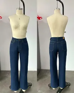 Vue avant et arrière d'un jean en denim à jambe large et taille haute délavé sur mannequin
