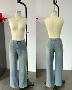Vue détaillée avant et arrière d'un jean vintage à taille haute et jambe large sur un mannequin