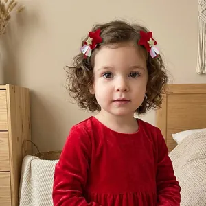 Gros plan d'une fille portant des barrettes étoiles en velours avec pompons arc-en-ciel