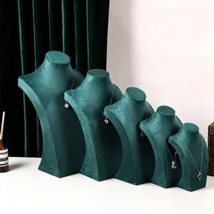 Set aus fünf grünen Samt-Halsketten-Display-Büstenständern in verschiedenen Höhen