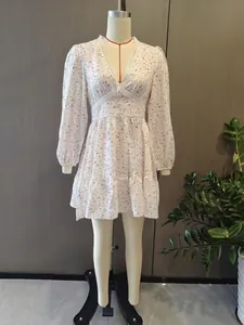 Robe courte élégante à fleurs blanches, col en V avec dentelle et manches longues