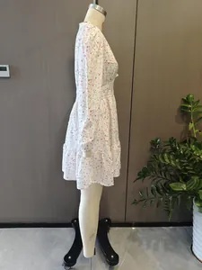 Vue latérale d'une robe courte fleurie avec col en V et dentelle sur un mannequin
