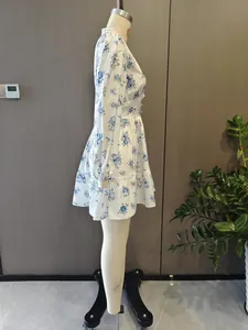 Vue latérale d'une robe courte fleurie avec col en V et dentelle sur un mannequin