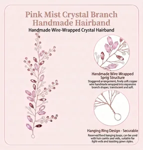 Detailansicht des rosa Kristall-Rebenstirnbandes mit handgefertigtem Kupferdraht.