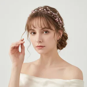 Eleganter handgefertigter Reben-Haarreif mit rosa Kristallen für Brautfrisuren.