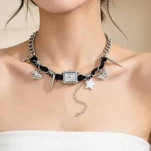 Collana girocollo punk Y2K gotica unica con quadrante di orologio e vari ciondoli metallici