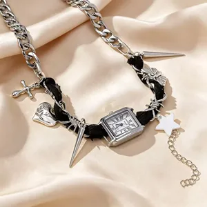 Primo piano del girocollo argento punk Y2K vintage con pendente orologio e ciondoli a cuore