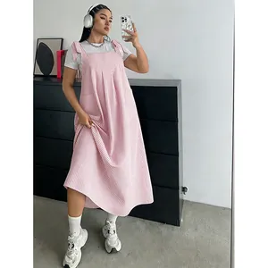 Robe chasuble midi rayée rose décontractée pour l'été avec bretelles réglables.