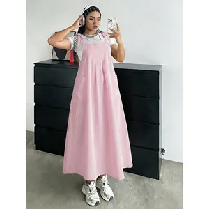 Robe à bretelles rayée rose grande taille avec poches et t-shirt blanc pour l'été