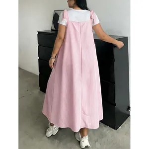 Vue arrière d'une robe chasuble à rayures roses et blanches grande taille avec nœuds