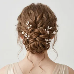 Elegantes Set aus handgefertigten Perlen- und Strass-Haarnadeln für Brautfrisuren