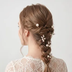 Elegante handgefertigte Braut-Haarnadeln mit Perlen und Strass in einer Flechtfrisur.