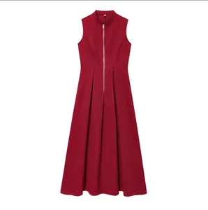 Elegantes ärmelloses weinrotes Maxikleid mit hohem Stehkragen und Frontreißverschluss