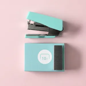 Mini spillatrice verde menta con graffette n. 10 su sfondo rosa per ufficio e scuola.