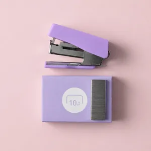 Vista dettagliata della mini cucitrice viola con punti n. 10 su sfondo rosa