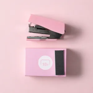Mini cucitrice rosa e set di punti n. 10 su sfondo rosa coordinato