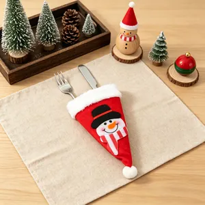 Porte-couverts de Noël avec motif bonhomme de neige montrant fourchette et couteau
