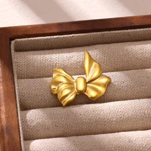 Detailansicht einer vintage goldenen Schleifenbrosche in einer Schmuckschatulle.