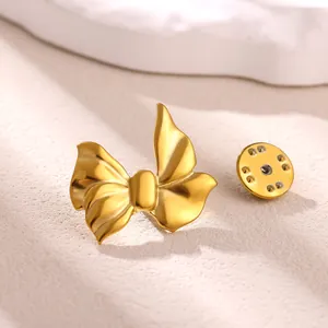 Detailansicht einer goldenen Vintage-Schleifenbrosche aus Edelstahl mit Metallverschluss.