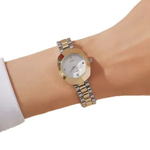 Elegante zweifarbige Quarzuhr für Damen mit Diamantindizes am Handgelenk eines Modells