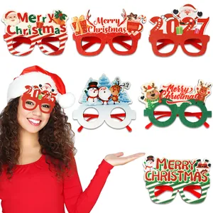 Detailansicht festlicher Weihnachtsbrillen mit Weihnachtsmann- und Rentierdesigns.