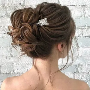 Vue détaillée d'un pic à cheveux gothique en argent avec tête de chat dans un chignon.