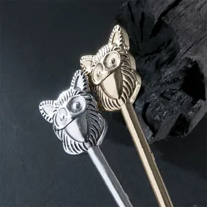 Gros plan d'épingles à cheveux hibou de style gothique vintage en finitions or et argent