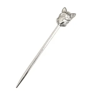 Gros plan détaillé d'un pic à cheveux en argent avec tête de hibou et textures gothiques