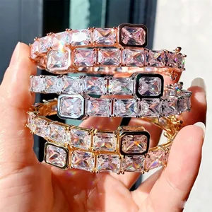 Nahaufnahme von Hip-Hop-Armbändern mit funkelnden rechteckigen Zirkonia in drei Beschichtungen