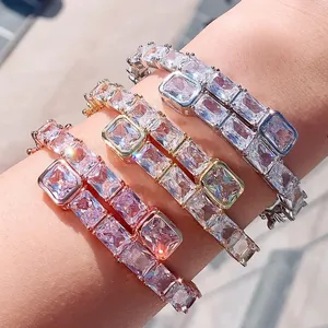 Detailansicht von Hip-Hop-Armbändern mit rechteckigen Zirkonia-Steinen in drei Farben