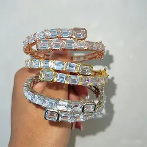 Nahaufnahme von Hip-Hop-Armbändern mit Zirkonia im Smaragdschliff in drei Metallfarben