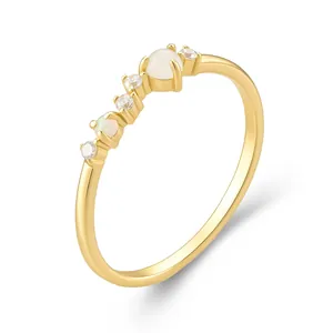 Detaillierte Ansicht eines vergoldeten Silberrings mit Mondstein und Opal-Steinen.
