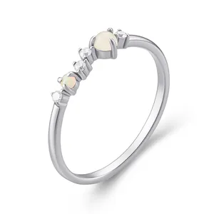 Detaillierte Nahaufnahme eines S925 Sterlingsilberrings mit edlem Mondstein und Opalstein