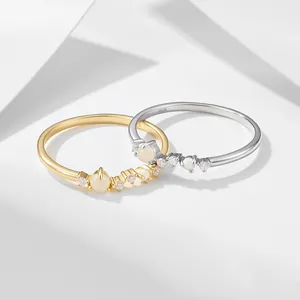 Detailaufnahme von s925 Sterlingsilber Ringen mit feinen Mondstein- und Opal-Akzenten