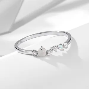 Detailaufnahme eines S925 Sterlingsilberrings mit Naturmondstein und Opal-Inlays
