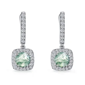 Détail de boucles d'oreilles en argent avec agate mousse verte et zircons micro-sertis
