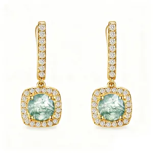 Détail de boucles d'oreilles plaquées or avec agates mousse et halo de zircons.