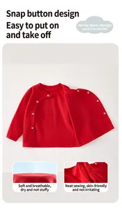 Vue détaillée du cardigan pour nouveau-né en coton rouge avec boutons-pression