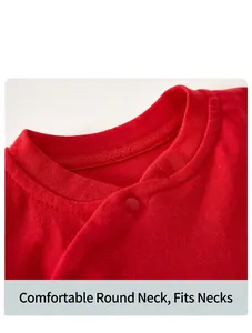 Vue détaillée de l'encolure ronde douce sur un vêtement en coton rouge pour nouveau-né avec bouton.