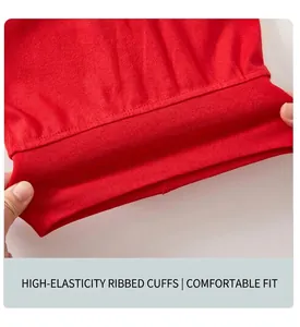 Gros plan du poignet côtelé rouge très élastique sur un vêtement en coton pour bébé.