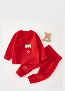 Vue détaillée de l'ensemble de Nouvel An pour bébé en coton rouge avec motif dragon