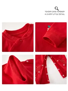 Vues détaillées d'une tenue bébé rouge en coton montrant l'encolure et les pressions