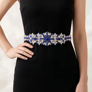 Nahaufnahme eines vintage luxuriösen blauen Strass-Brautgürtels an einer schwarzen Abendrobe