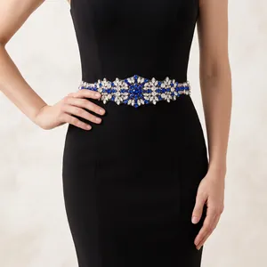 Eleganter Brautgürtel mit blauen und weißen Strasssteinen auf schwarzem Abendkleid.