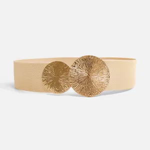 Nahaufnahme eines breiten elastischen Gürtels mit goldener, strukturierter Rundschnalle.