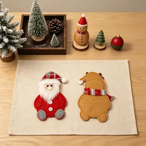 Feestelijke bestekhouders van vilt met kerstman en rendier voor uw tafeldecoratie.