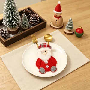 Detailopname van een feestelijke kerstman bestekhouder voor kersttafeldecoratie.